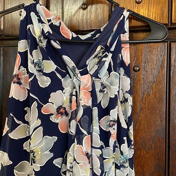 EUC floral pattern w navy base color. High neck style w trapeze flowey bottom! - Picture 5 of 6